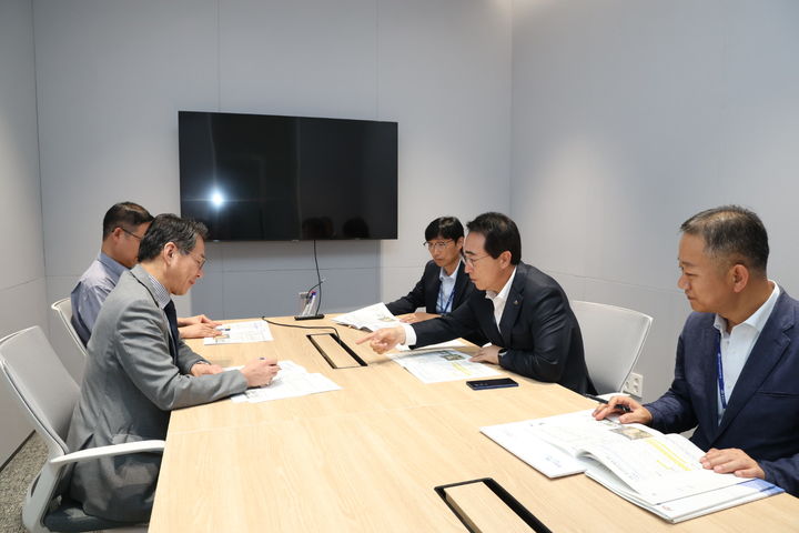 [홍성=뉴시스] 유효상 기자 = 박수현 충남지사가 5일 기획예산처에서 조용범 차관을 만나 정부 예산안에 꼭 반영돼야 할 충남 핵심 현안 사업을 설명하고 있다. (사진=충남도 제공) 2026.08.05 photo@newsis.com *재판매 및 DB 금지