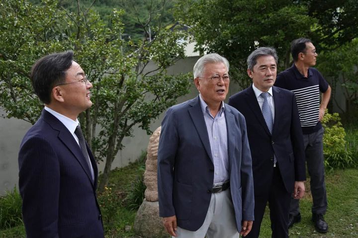 [서울=뉴시스] 신장식 조국혁신당 대표는 5일 오후 경남 양산 평산마을에서 문재인 전 대통령을 예방했다고 밝혔다. (사진 = 신장식 대표 페이스북) *재판매 및 DB 금지