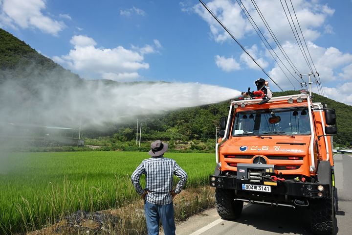 [밀양=뉴시스] 산림청 소속 산불진화차량이 가뭄 해소를 위해 농업용수를 긴급 살수하고 있다. (사진=밀양시 제공) 2026.08.05. photo@newsis.com *재판매 및 DB 금지