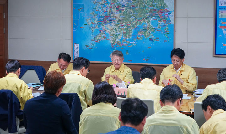 [전남광주=뉴시스] 민형배 전남광주통합특별시장이 5일 오후 시 광주청사 집무실에서 간부 공무원들과 폭염·가뭄 비상대책회의를 주재하고 있다. (사진=전남광주시 제공) 2026.08.05. photo@newsis.com *재판매 및 DB 금지