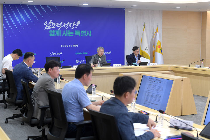 [전남광주=뉴시스] 민형배 전남광주통합특별시장이 5일 시 광주청사에서 '반도체 클러스터 지정 대응상황 점검 회의'를 주재하고 있다. (사진=전남광주시 제공) 2026.08.05. photo@newsis.com *재판매 및 DB 금지