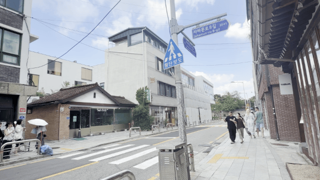 [서울=뉴시스] 신연경 인턴기자=약 반세기 동안 자리를 지킨 노포 '청하식당'이 있던 자리. 공사 현장 앞으로는 '아디다스 퍼포먼스 서촌'과 여러 패션 브랜드 쇼룸이 서 있다. 2026.08.06. *재판매 및 DB 금지