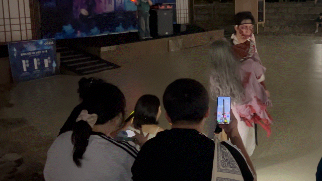[용인=뉴시스] 김드보라 인턴기자 = 용인에 위치한 한국민속촌의 야간 공포 축제 '심야공포촌'. 귀신 분장을 한 연기자가 관람석을 돌아다니며 흥을 돋우고 있다.&nbsp; *재판매 및 DB 금지