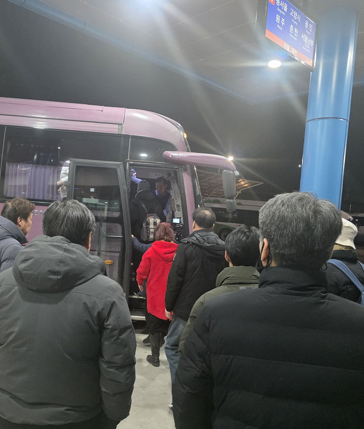 정선군 고한종합시외버스터미널에서 동서울행 버스에 승차하고 있는 승객들 모습.(사진=뉴시스) *재판매 및 DB 금지