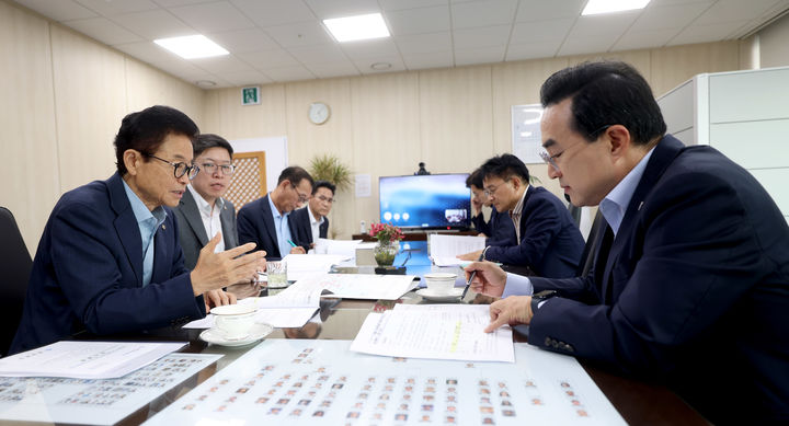[안동=뉴시스] 이철우 경북지사(왼쪽)가 5일 서울 한국재정정보원에서 박홍근 기획예산처장관을 만나 경북의 '미래 5대 핵심사업'을 설명하고 있다. (사진=경북도 제공) 2026.08.05. photo@newsis.com *재판매 및 DB 금지