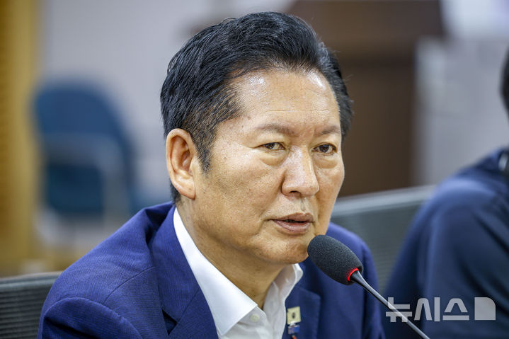 [서울=뉴시스] 정병혁 기자 = 정청래 더불어민주당 당대표 후보가 5일 서울 여의도 국회 의원회관에서 열린 서울시 공무직 노동자 간담회에서 발언하고 있다. 2026.08.05. jhope@newsis.com