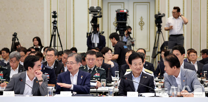 [서울=뉴시스] 김진아 기자= 안규백(왼쪽부터) 국방부 장관, 조현 외교부 장관, 정동영 통일부 장관, 권오을 국가보훈부 장관이 5일 청와대 영빈관에서 열린 외교부, 통일부, 국방부, 국가보훈부에 대한 부처 업무보고에서 대화를 하고 있다. 2026.08.05. bluesoda@newsis.com