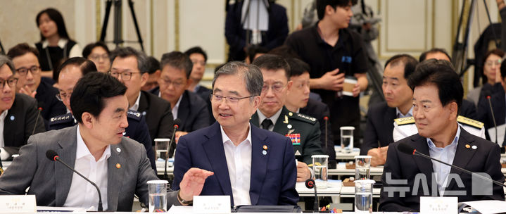 [서울=뉴시스] 김진아 기자= 안규백(왼쪽부터) 국방부 장관, 조현 외교부 장관, 정동영 통일부 장관이 5일 청와대 영빈관에서 열린 외교부, 통일부, 국방부, 국가보훈부에 대한 부처 업무보고에서 대화를 하고 있다. 2026.08.06. bluesoda@newsis.com