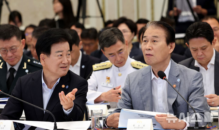 [서울=뉴시스] 김진아 기자= 정동영 통일부 장관과 권오을(오른쪽) 국가보훈부 장관이 5일 청와대 영빈관에서 열린 외교부, 통일부, 국방부, 국가보훈부에 대한 부처 업무보고에서 대화를 하고 있다. 2026.08.05. bluesoda@newsis.com