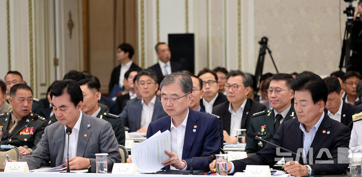 [서울=뉴시스] 김진아 기자= 안규백(왼쪽부터) 국방부 장관, 조현 외교부 장관, 정동영 통일부 장관이 5일 청와대 영빈관에서 열린 외교부, 통일부, 국방부, 국가보훈부에 대한 부처 업무보고에서 보고 준비를 하고 있다. 2026.08.05. bluesoda@newsis.com
