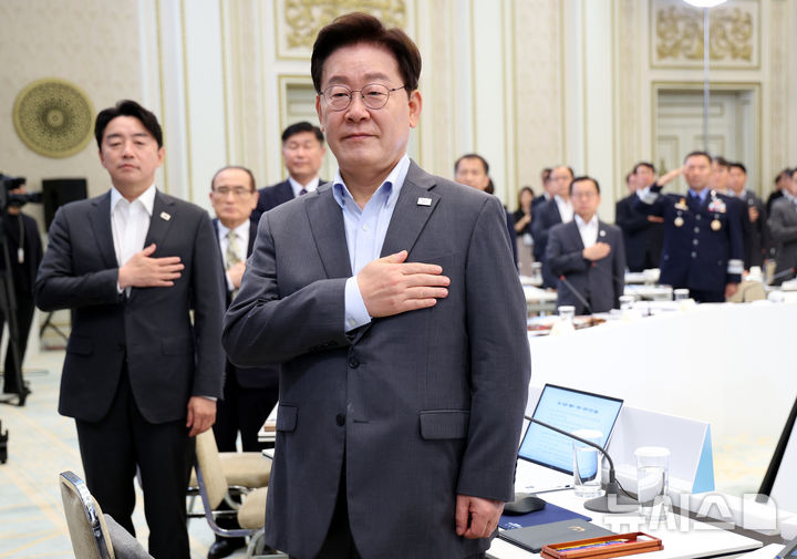 [서울=뉴시스] 김진아 기자 = 이재명 대통령이 5일 청와대 영빈관에서 열린 외교부, 통일부, 국방부, 국가보훈부에 대한 부처 업무보고에서 국민의례를 하고 있다. 2026.08.05. bluesoda@newsis.com