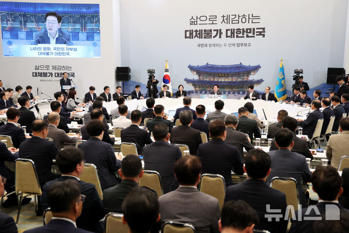 [서울=뉴시스] 김진아 기자 = 이재명 대통령이 5일 청와대 영빈관에서 열린 외교부, 통일부, 국방부, 국가보훈부에 대한 부처 업무보고에서 발언하고 있다. 2026.08.05. bluesoda@newsis.com