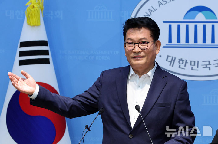 [서울=뉴시스] 고범준 기자 = 송영길 더불어민주당 당대표 후보가 5일 서울 여의도 국회 소통관에서 조희대 대법원장 탄핵 추진 기자회견을 하고 있다. 2026.08.05. bjko@newsis.com