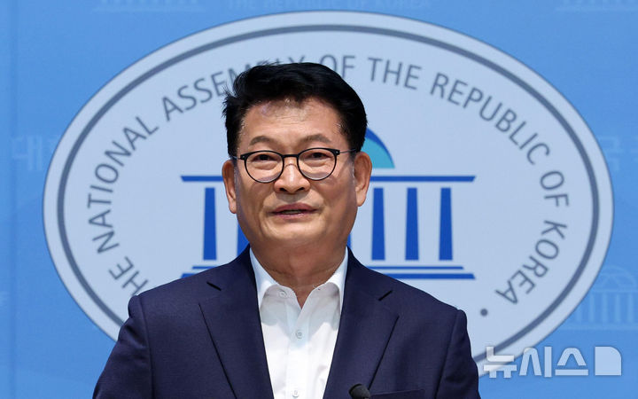 [서울=뉴시스] 고범준 기자 = 2021년 민주당 전당대회와 관련한 불법 정치자금 수수 등의 혐의로 재판에 넘겨졌던 송영길(63) 더불어민주당 당 대표 후보의 전직 보좌관 박용수(57)씨가 대법원에서 실형을 확정받았다. 송영길 더불어민주당 당대표 후보가 지난 5일 서울 여의도 국회 소통관에서 조희대 대법원장 탄핵 추진 기자회견을 하고 있다. 2026.08.06. bjko@newsis.com