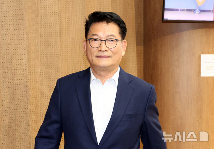 [서울=뉴시스] 고범준 기자 = 송영길 더불어민주당 당대표 후보가 5일 서울 여의도 국회 소통관에서 조희대 대법원장 탄핵 추진 기자회견을 마치고 이동하고 있다. 2026.08.05. bjko@newsis.com