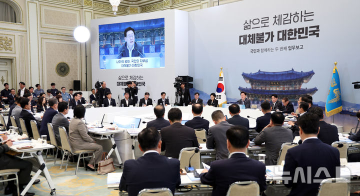 [서울=뉴시스] 김진아 기자 = 이재명 대통령이 5일 청와대 영빈관에서 열린 외교부, 통일부, 국방부, 국가보훈부에 대한 부처 업무보고에서 발언하고 있다. 2026.08.05. bluesoda@newsis.com