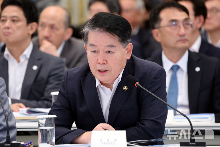 [서울=뉴시스] 김진아 기자 = 김경협 재외동포청장이 5일 청와대 영빈관에서 열린 외교부, 통일부, 국방부, 국가보훈부에 대한 부처 업무보고에서 보고를 하고 있다. 2026.08.05. bluesoda@newsis.com