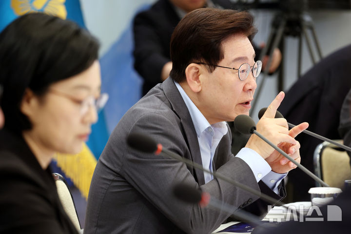 [서울=뉴시스] 김진아 기자 = 이재명 대통령이 5일 청와대 영빈관에서 열린 외교부, 통일부, 국방부, 국가보훈부에 대한 부처 업무보고에서 발언하고 있다. 2026.08.05. bluesoda@newsis.com