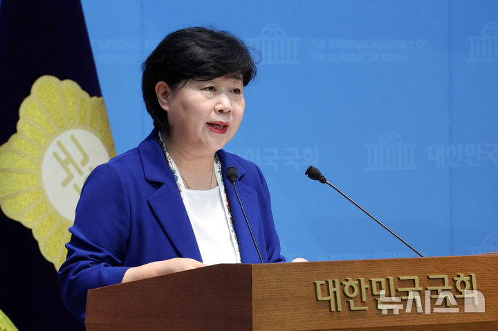 [서울=뉴시스] 고범준 기자 = 서영교 국회 법사위원장이 5일 서울 여의도 국회 소통관에서 현안 관련 기자회견을 하고 있다. 2026.08.05. bjko@newsis.com