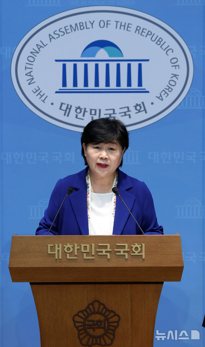 [서울=뉴시스] 고범준 기자 = 서영교 국회 법사위원장이 5일 서울 여의도 국회 소통관에서 현안 관련 기자회견을 하고 있다. 2026.08.05. bjko@newsis.com