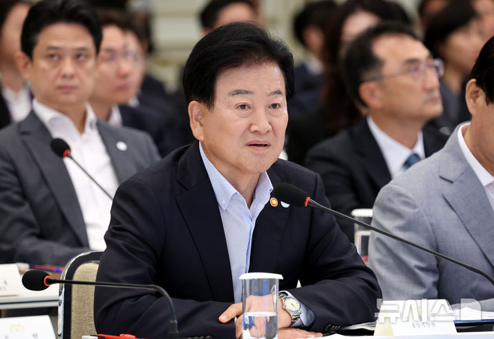 [서울=뉴시스] 김진아 기자 = 정동영 통일부 장관이 5일 청와대 영빈관에서 열린 외교부, 통일부, 국방부, 국가보훈부에 대한 부처 업무보고에서 보고를 하고 있다. 2026.08.05. bluesoda@newsis.com