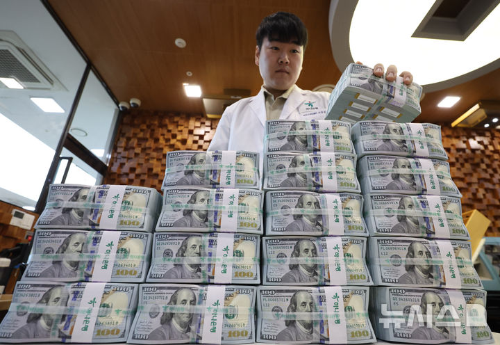 [서울=뉴시스] 황준선 기자 = 5일 서울 중구 하나은행 위변조대응센터에서 직원이 달러화를 정리하고 있다.이날 한국은행에 따르면 7월 외환보유액이 4279억5000만 달러로 전월(4273억6000만 달러)보다 5억9000만 달러 증가했다. 한은은 국민연금과의 외환 스와프 등에도 외화 외평채 신규 발행과 운용수익, 기타 통화 외화자산의 미국 달러 환산액 증가 등으로 외환보유액이 늘었다고 설명했다. 2026.08.05. hwang@newsis.com