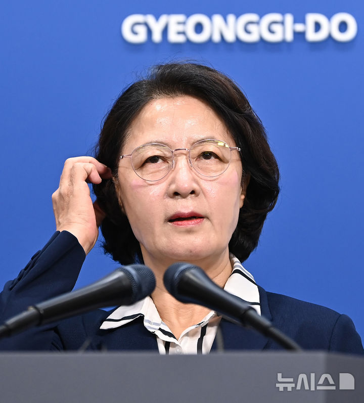[수원=뉴시스] 김종택 기자 = 추미애 경기도지사가 5일 경기 수원시 영통구 경기도청에서 경기도 재정상황에 관련한 기자회견을 하고 있다. 2026.08.05. jtk@newsis.com