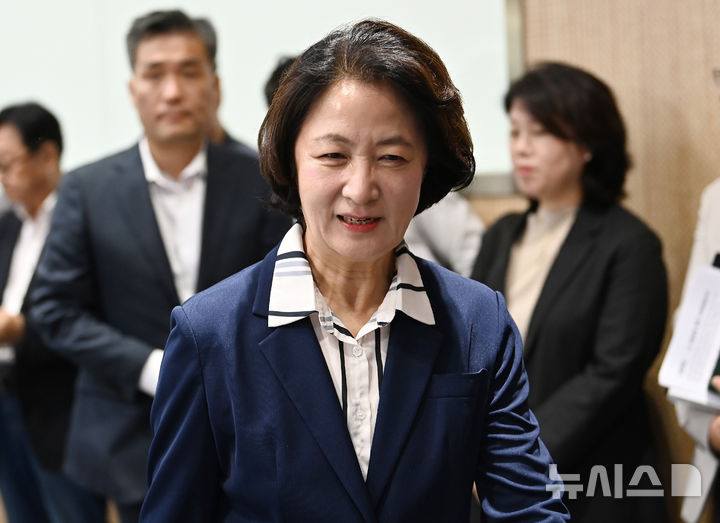 [수원=뉴시스] 김종택 기자 = 추미애 경기도지사가 5일 경기 수원시 영통구 경기도청에서 열린 경기도 재정상황에 관련한 기자회견장으로 들어서고 있다. 2026.08.05. jtk@newsis.com