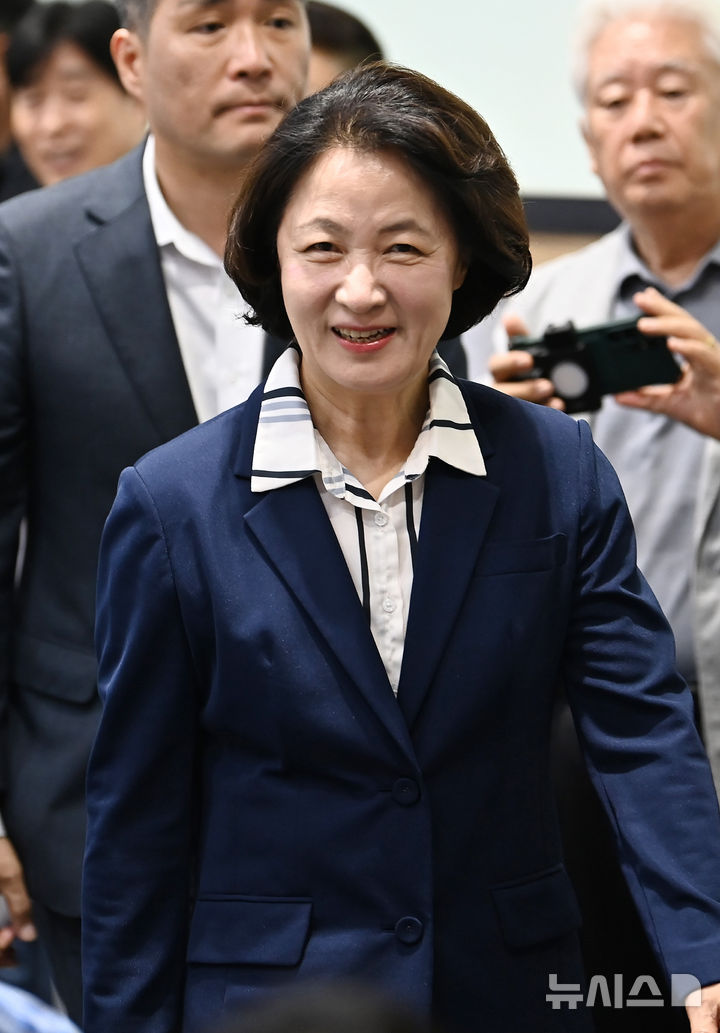 [수원=뉴시스] 김종택 기자 = 추미애 경기도지사가 5일 경기 수원시 영통구 경기도청에서 열린 경기도 재정상황에 관련한 기자회견장으로 들어서고 있다. 2026.08.05. jtk@newsis.com