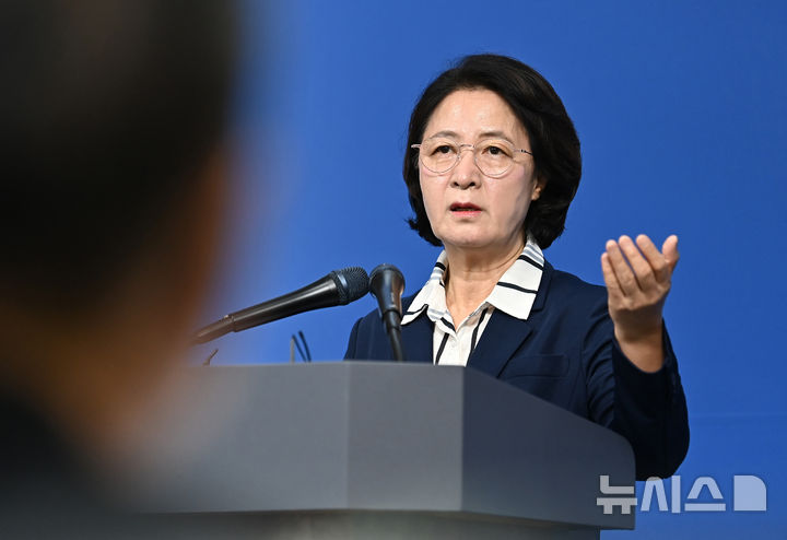 [수원=뉴시스] 김종택 기자 = 추미애 경기도지사가 5일 경기 수원시 영통구 경기도청에서 경기도 재정상황에 관련한 기자회견을 하고 있다. 2026.08.05. jtk@newsis.com