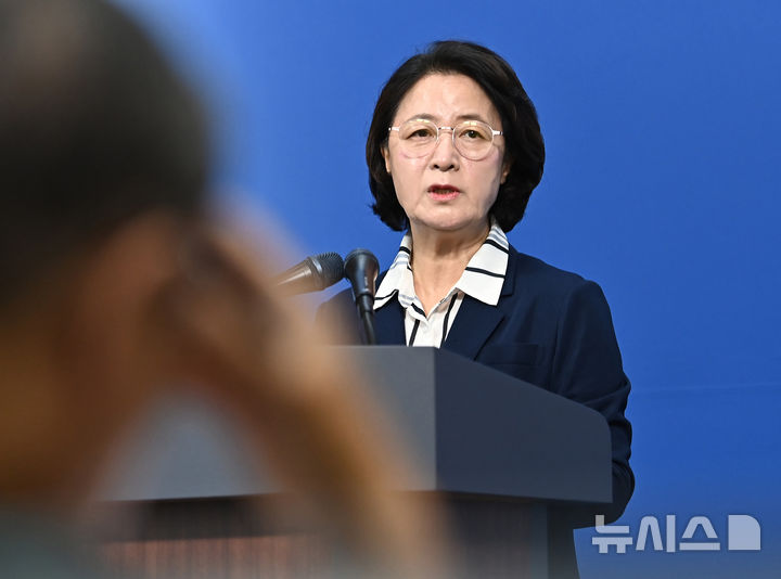 [수원=뉴시스] 김종택 기자 = 추미애 경기도지사가 5일 경기 수원시 영통구 경기도청에서 경기도 재정상황에 관련한 기자회견을 하고 있다. 2026.08.05. jtk@newsis.com