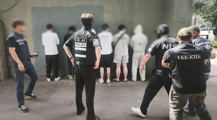 [서울=뉴시스] 범정부 합동 '초국가범죄 특별대응 TF'는 카자흐스탄 당국과 합동 작전을 통해 알마티 소재 스캠범죄 사무실 및 조직원들의 은신처를 급습해 한국인 스캠조직원 14명을 검거하고 이와 동시에 국내에 체류 중인 동일 스캠조직의 조직원 5명도 검거했다고 5일 밝혔다. 이번 작전은 우리 정부가 중앙아시아에 거점을 둔 한국인 스캠범죄 조직을 원점타격한 최초 사례로, 현지에서 검거된 피의자들은 지난달 28일부터 이달 5일까지 인천공항을 통해 국내로 순차 송환되었다. 사진은 합동 검거 후 신원확인을 하는 모습. (사진=경찰청 제공) 2026.08.05. photo@newsis.com *재판매 및 DB 금지