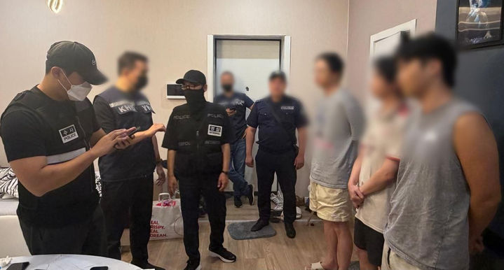 [서울=뉴시스] 범정부 합동 '초국가범죄 특별대응 TF'는 카자흐스탄 당국과 합동 작전을 통해 알마티 소재 스캠범죄 사무실 및 조직원들의 은신처를 급습해 한국인 스캠조직원 14명을 검거하고 이와 동시에 국내에 체류 중인 동일 스캠조직의 조직원 5명도 검거했다고 5일 밝혔다. 이번 작전은 우리 정부가 중앙아시아에 거점을 둔 한국인 스캠범죄 조직을 원점타격한 최초 사례로, 현지에서 검거된 피의자들은 지난달 28일부터 이달 5일까지 인천공항을 통해 국내로 순차 송환되었다. (사진=경찰청 제공) 2026.08.05. photo@newsis.com *재판매 및 DB 금지