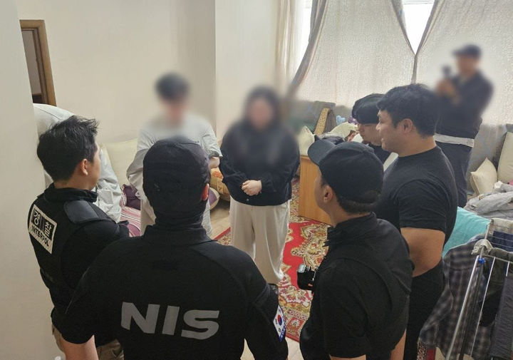 [서울=뉴시스] 범정부 합동 '초국가범죄 특별대응 TF'는 카자흐스탄 당국과 합동 작전을 통해 알마티 소재 스캠범죄 사무실 및 조직원들의 은신처를 급습해 한국인 스캠조직원 14명을 검거하고 이와 동시에 국내에 체류 중인 동일 스캠조직의 조직원 5명도 검거했다고 5일 밝혔다. 이번 작전은 우리 정부가 중앙아시아에 거점을 둔 한국인 스캠범죄 조직을 원점타격한 최초 사례로, 현지에서 검거된 피의자들은 지난달 28일부터 이달 5일까지 인천공항을 통해 국내로 순차 송환되었다. (사진=경찰청 제공) 2026.08.05. photo@newsis.com *재판매 및 DB 금지