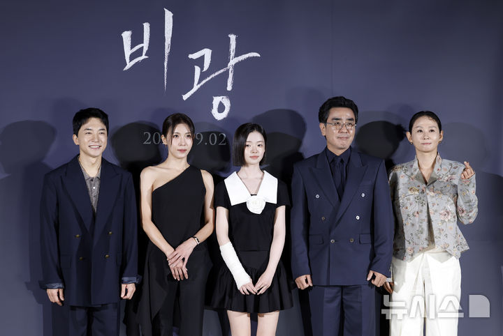 [서울=뉴시스] 김혜진 기자 = 배우 김영민(왼쪽부터), 하지원, 김시아, 류승룡, 김선영이 5일 오전 서울 CGV용산아이파크몰에서 열린 영화 '비광'(감독 이지원) 제작보고회에서 포즈를 취하고 있다. 2026.08.05. jini@newsis.com