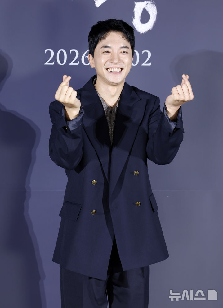 [서울=뉴시스] 김혜진 기자 = 배우 김영민이 5일 오전 서울 CGV용산아이파크몰에서 열린 영화 '비광'(감독 이지원) 제작보고회에서 포즈를 취하고 있다. 2026.08.05. jini@newsis.com