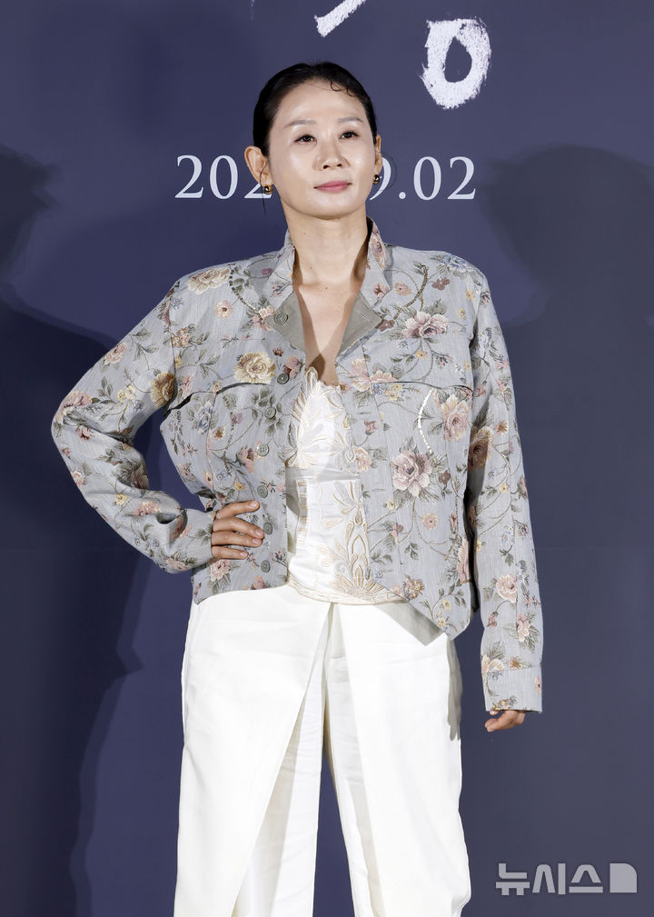 [서울=뉴시스] 김혜진 기자 = 배우 김선영이 5일 오전 서울 CGV용산아이파크몰에서 열린 영화 '비광'(감독 이지원) 제작보고회에서 포즈를 취하고 있다. 2026.08.05. jini@newsis.com