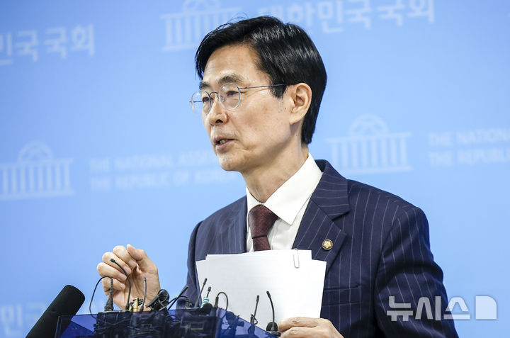 [서울=뉴시스] 정병혁 기자 = 조경태 국민의힘 의원이 5일 서울 여의도 국회 소통관에서 중앙윤리위원장 사퇴 촉구, 한동훈 의원 제명 철회 기자회견을 마친 뒤 취재진 질문에 답하고 있다. 2026.08.05. jhope@newsis.com