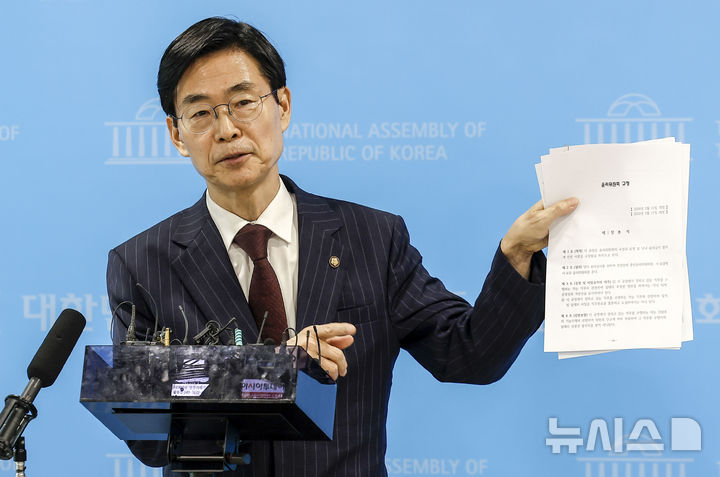 [서울=뉴시스] 정병혁 기자 = 조경태 국민의힘 의원이 5일 서울 여의도 국회 소통관에서 중앙윤리위원장 사퇴 촉구, 한동훈 의원 제명 철회 기자회견을 마친 뒤 취재진 질문에 답하며 당 윤리위원회 규정을 들어보이고 있다. 2026.08.05. jhope@newsis.com