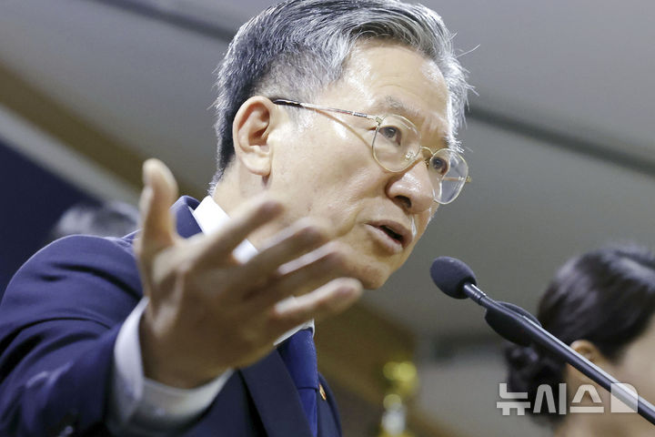 [과천=뉴시스] 최동준 기자 = 정성호 법무부 장관이 5일 경기 정부과천청사 법무부에서 2026 하반기 정부업무보고 사전브리핑을 하고 있다. 2026.08.05. photocdj@newsis.com
