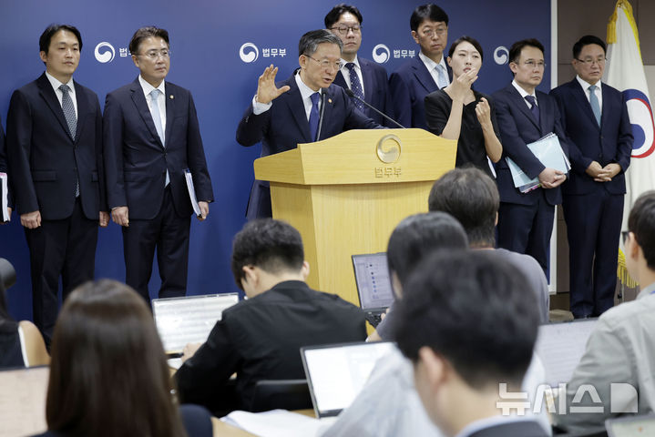 [과천=뉴시스] 최동준 기자 = 정성호 법무부 장관이 5일 경기 정부과천청사 법무부에서 2026 하반기 정부업무보고 사전브리핑을 하고 있다. 2026.08.05. photocdj@newsis.com