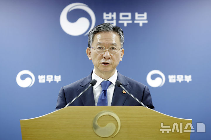 [과천=뉴시스] 최동준 기자 = 정성호 법무부 장관이 5일 경기 정부과천청사 법무부에서 2026 하반기 정부업무보고 사전브리핑을 하고 있다. 2026.08.05. photocdj@newsis.com