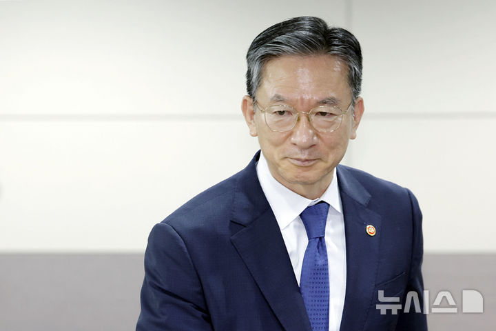 [과천=뉴시스] 최동준 기자 = 정성호 법무부 장관이 5일 경기 정부과천청사 법무부에서 2026 하반기 정부업무보고 사전브리핑을 위해 입장하고 있다. 2026.08.05. photocdj@newsis.com