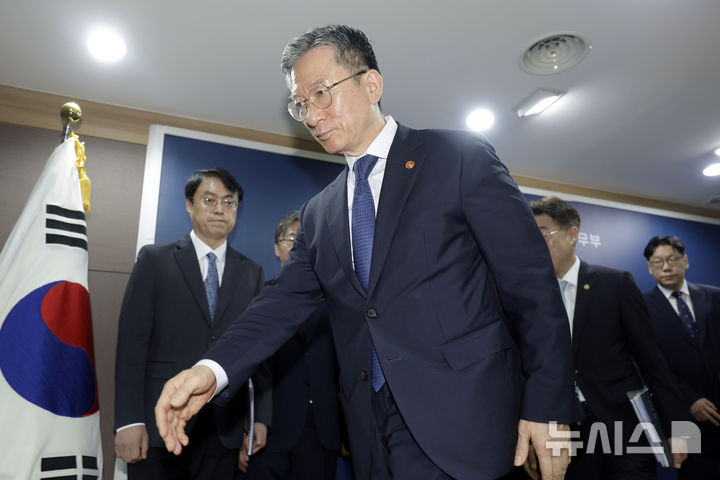 [과천=뉴시스] 최동준 기자 = 정성호 법무부 장관이 5일 경기 정부과천청사 법무부에서 2026 하반기 정부업무보고 사전브리핑을 마친 뒤 이동하고 있다. 2026.08.05. photocdj@newsis.com