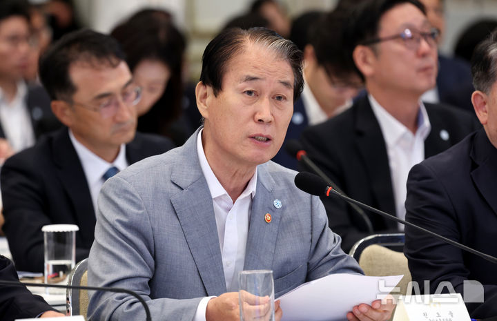 [서울=뉴시스] 김진아 기자 = 권오을 국가보훈부 장관이 5일 청와대 영빈관에서 열린 외교부, 통일부, 국방부, 국가보훈부에 대한 부처 업무보고에서 보고를 하고 있다. 2026.08.05. bluesoda@newsis.com