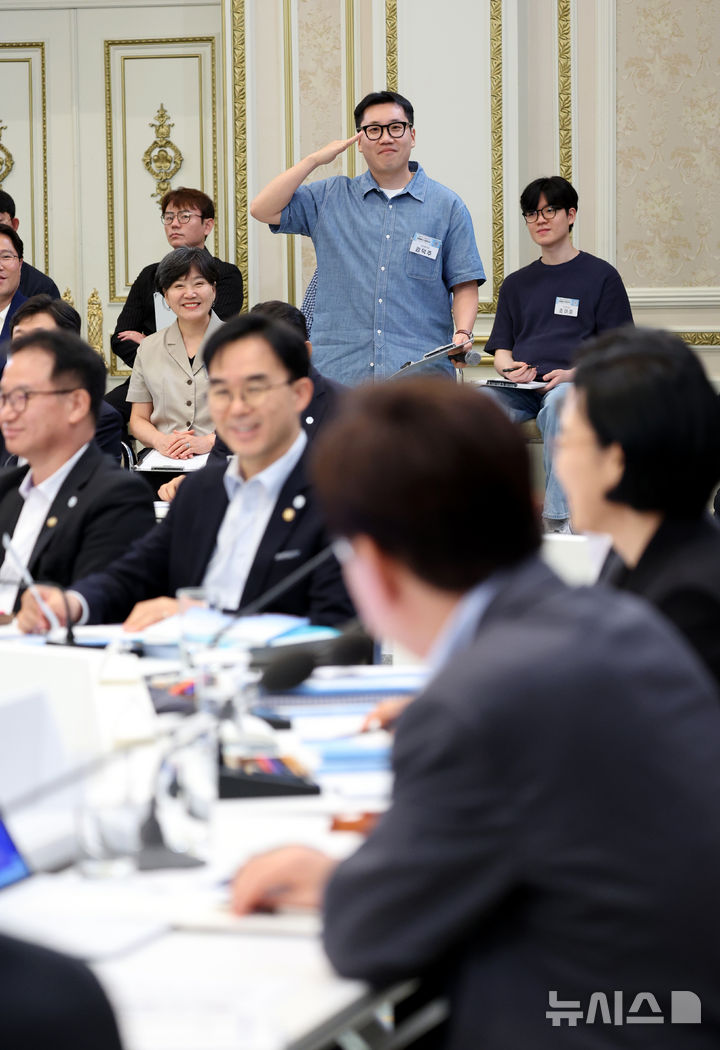 [서울=뉴시스] 김진아 기자 = 국민참여단 김덕주 씨가 5일 청와대 영빈관에서 열린 외교부, 통일부, 국방부, 국가보훈부에 대한 부처 업무보고에서 이재명 대통령에게 거수경례를 하고 있다. 2026.08.05. bluesoda@newsis.com