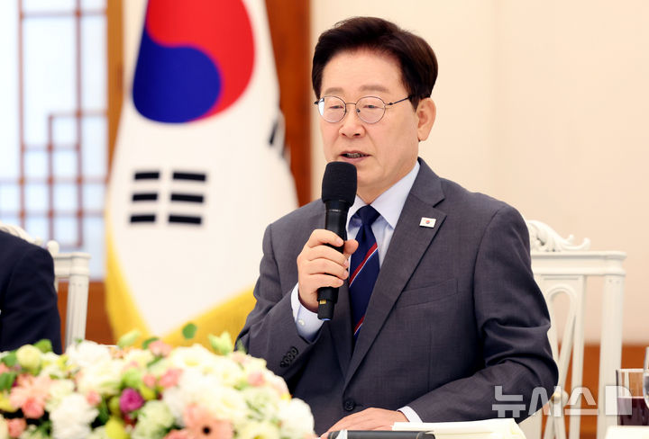 [서울=뉴시스] 조성봉 기자 = 이재명 대통령이 5일 청와대에서 열린 전국민족민주유가족협의회 오찬 간담회에서 발언하고 있다. (청와대통신사진기자단) 2026.08.05. suncho21@newsis.com
