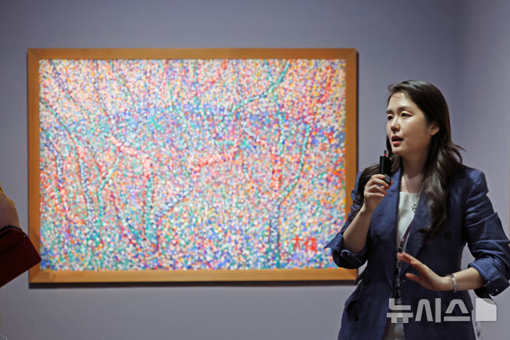 [서울=뉴시스] 박진희 기자 = 한국 근현대미술을 대표하는 화가 이대원의 회고전 '이대원: 당신을 슬프게 하는 것은 하나도 없다'를 기획한 배원정 국립현대미술관 학예연구사가 5일 서울 중구 국립현대미술관 덕수궁에서 작품 설명을 하고 있다.&nbsp; 2026.08.05. pak7130@newsis.com