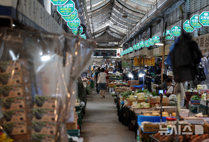 [서울=뉴시스] 이영환 기자 = 폭염이 이어지고 있는 5일 오후 서울 동대문구 경동시장이 손님들의 발길이 뜸해 한산한 모습을 보이고 있다. 2026.08.05. 20hwan@newsis.com