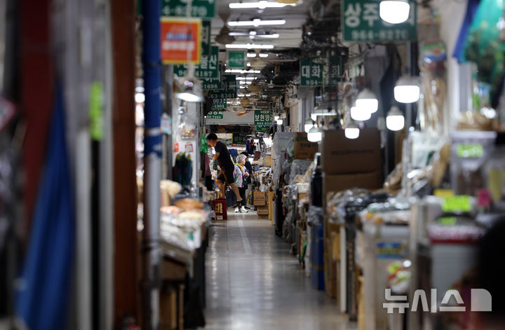 [서울=뉴시스] 이영환 기자 = 폭염이 이어지고 있는 5일 오후 서울 동대문구 경동시장이 손님들의 발길이 뜸해 한산한 모습을 보이고 있다. 2026.08.05. 20hwan@newsis.com